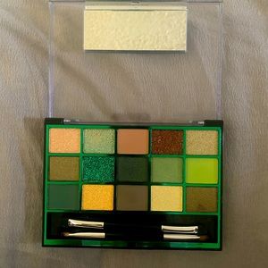 Hard Candy Smoke Out 1673 Eyeshadow Pallette